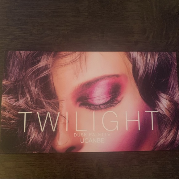 TWILIGHT PALETTE- Professional 18 Pigmented Eyeshadow Palette - Picture 3 of 4